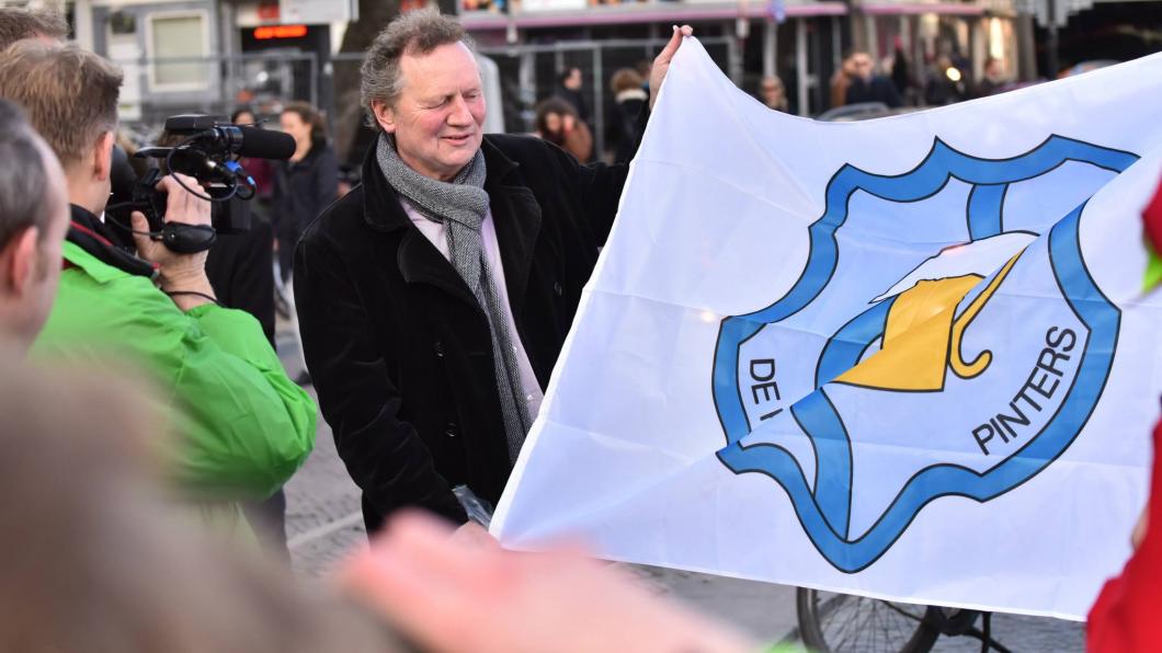 Bram van Ojik krijgt vlag uit Odijk 'Ojik' Bram van Ojik krijgt vlag uit Odijk 'Ojik'