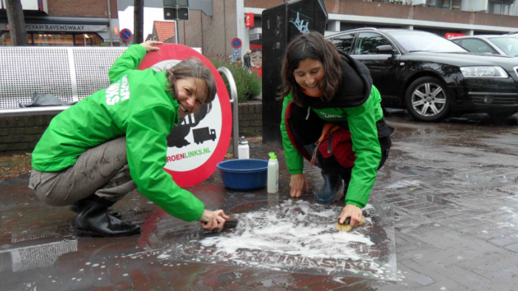 Actie voor schone lucht in Bunnik Actie voor schone lucht in Bunnik. Een voorbijganger: "Ik heb zelf astma, en dan ga je er op letten. Vieze lucht is echt heel slecht voor je gezondheid!."