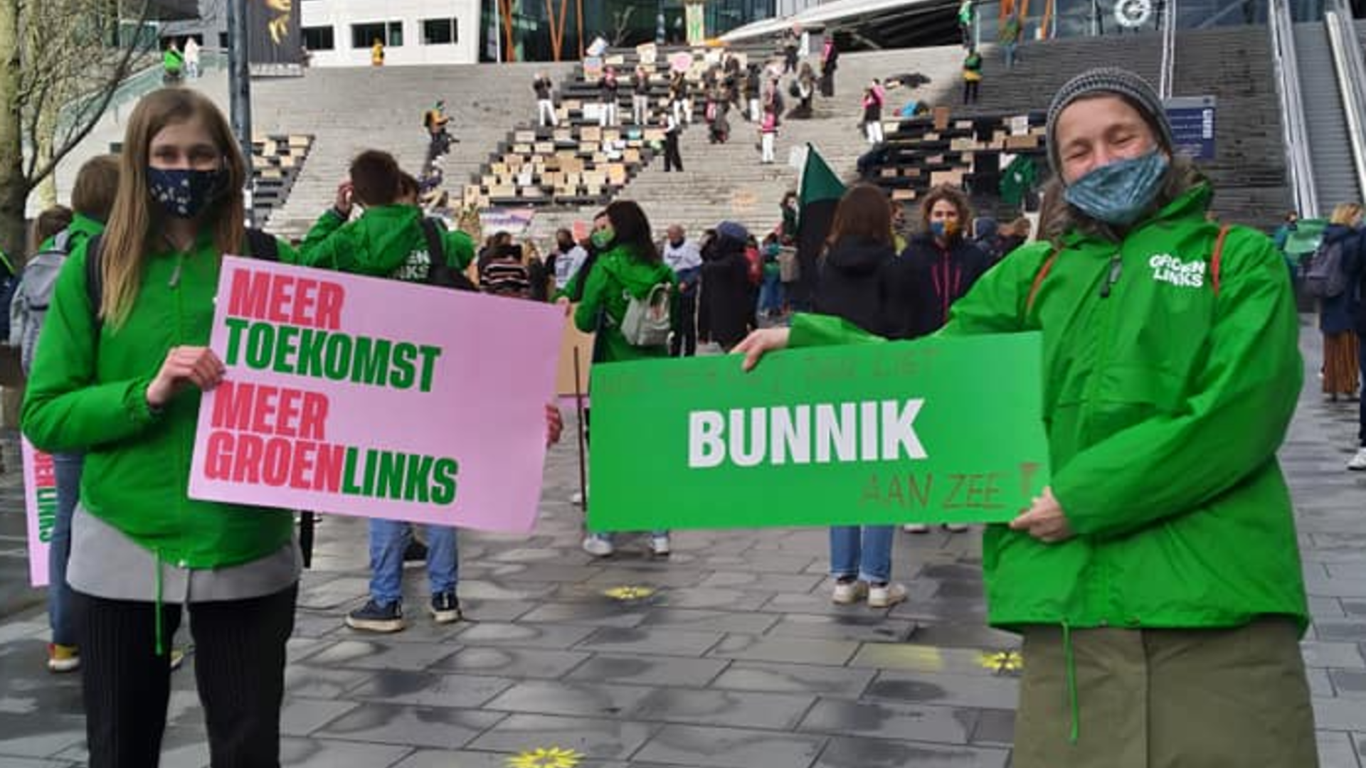 Manuela en bestuurslid Martien bij het Klimaatalarm in Utrecht