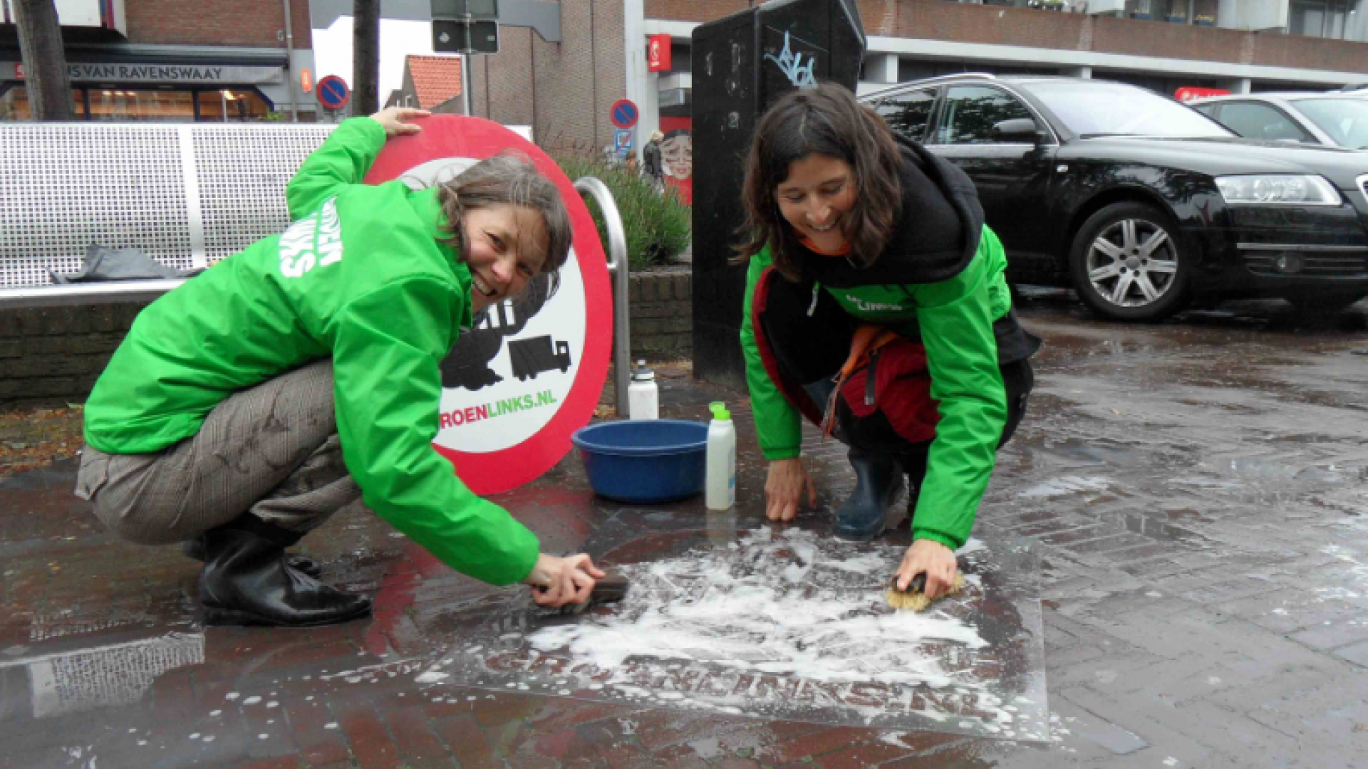 Actie voor schone lucht in Bunnik. Een voorbijganger: &quot;Ik heb zelf astma, en dan ga je er op letten. Vieze lucht is echt heel slecht voor je gezondheid!.&quot;